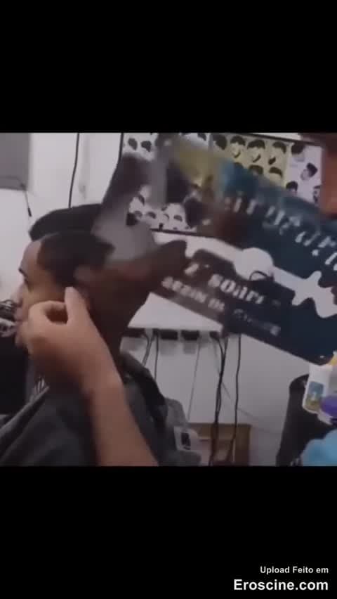 Ciarence cortando o cabelo